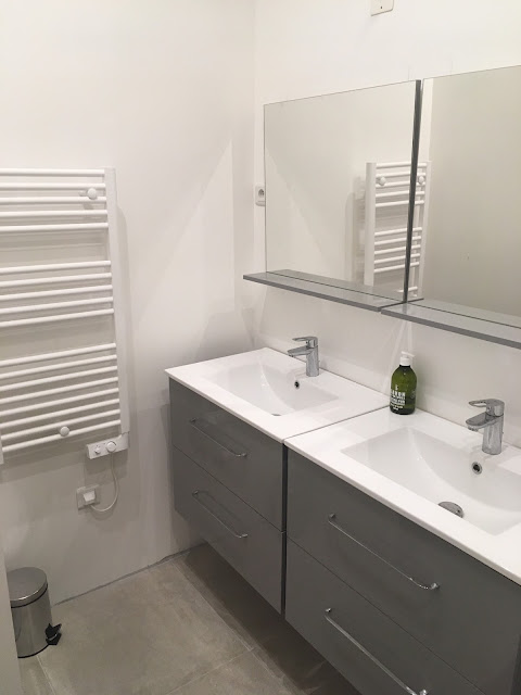 La cabane studio propose deux lavabos dans sa salle de bain avec serviettes et linge de toilette