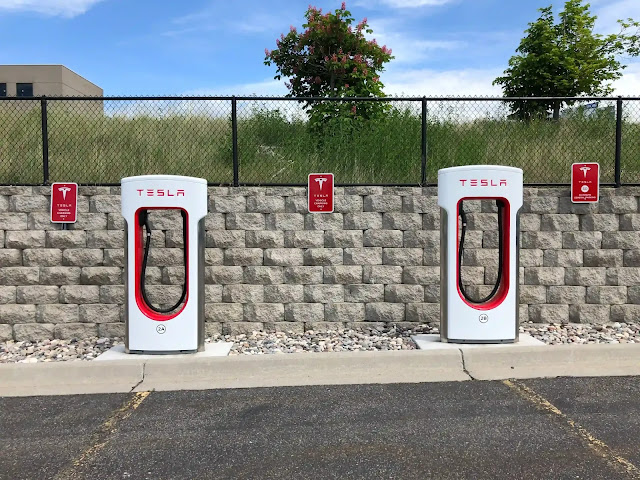 gambar pengisian mobil listrik milik tesla