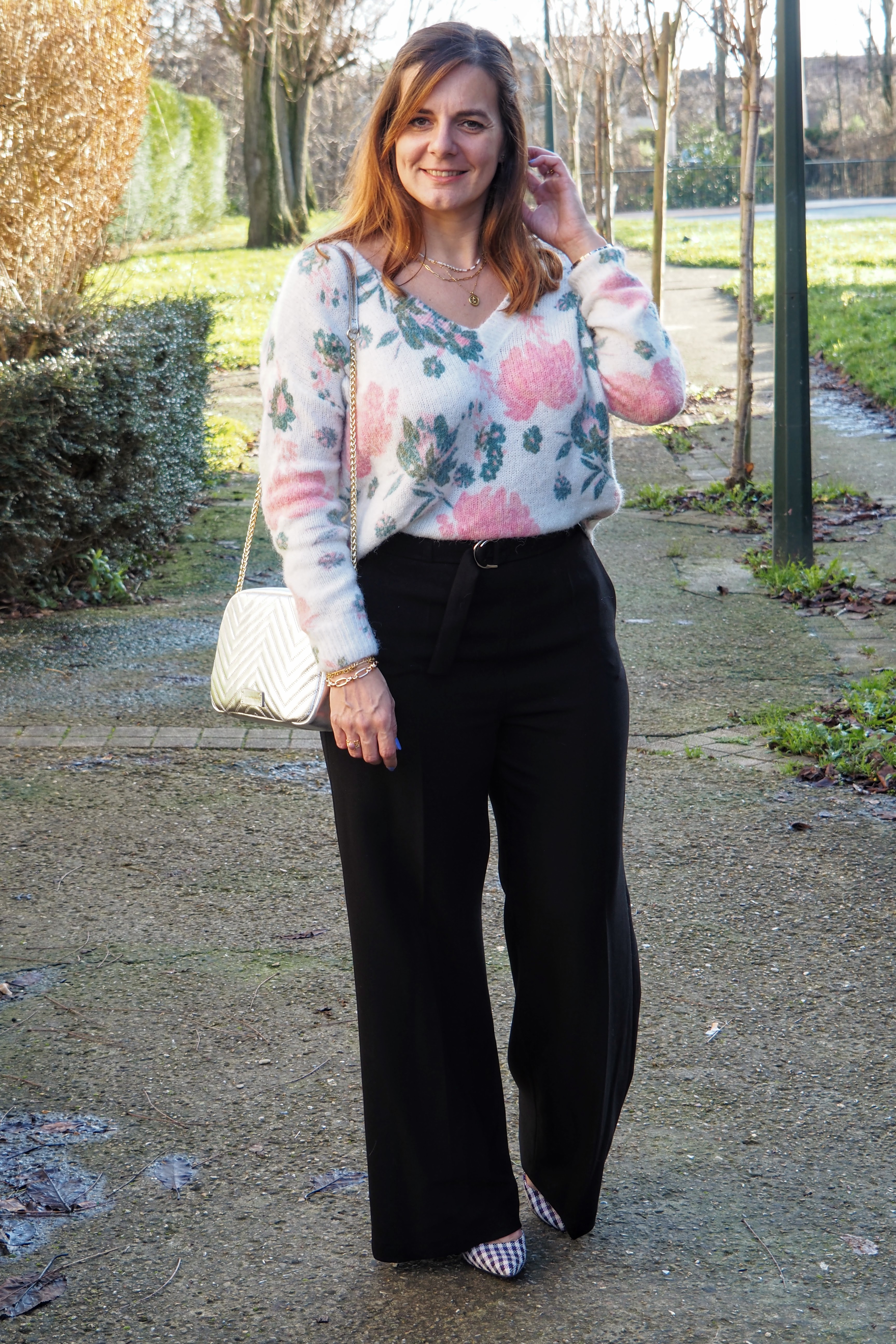 Parfait pantalon noir Maje, Pull à fleurs Grace and mila, look du jour les petites bulles de ma vie