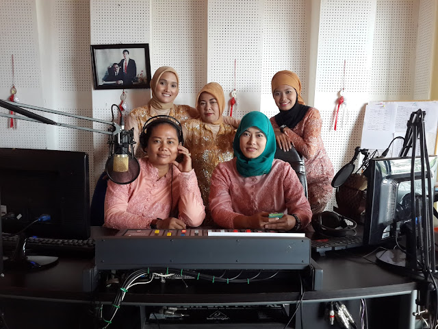 Hari Kartini, Karyawan Krakatau Radio Kenakan Kebaya