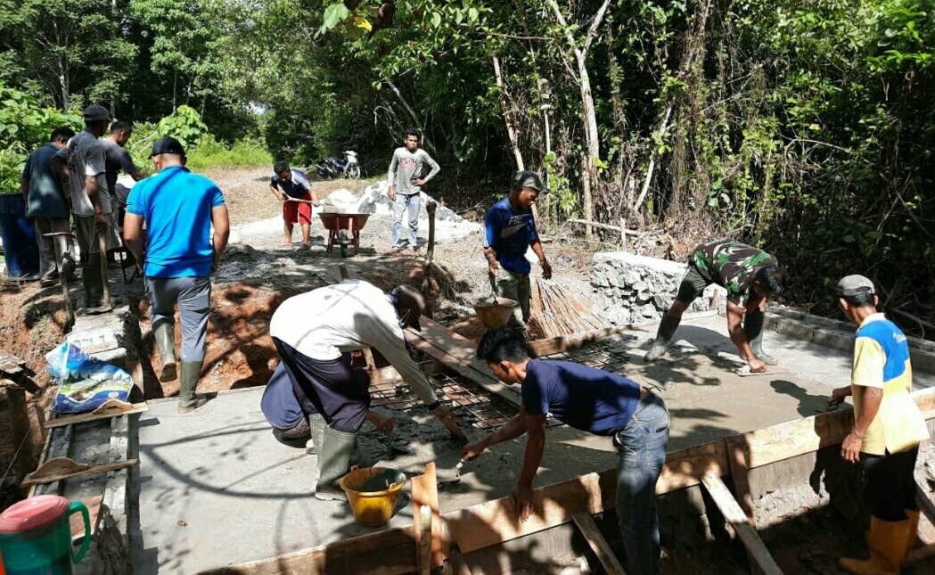 Danramil 01 /Ranai Pimpin Pelaksanaan Karya Bakti Pembangunan Jembatan Penghubung Cemaga Utara dengan Cemaga Selatan