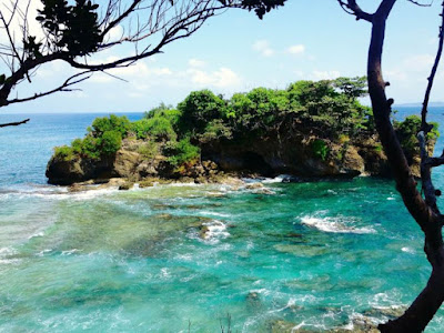 Jajaran batu karang menuju Karang Copong