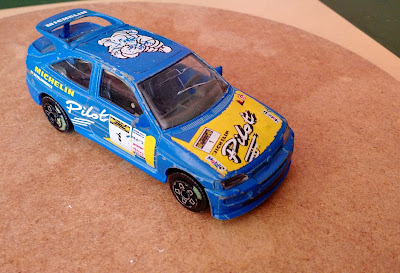 Miniatura de metal Burago Ford Escort Cosworth - produzida na Itália escala 1/43 com le bib da Michelen no teto  R$ 12,00