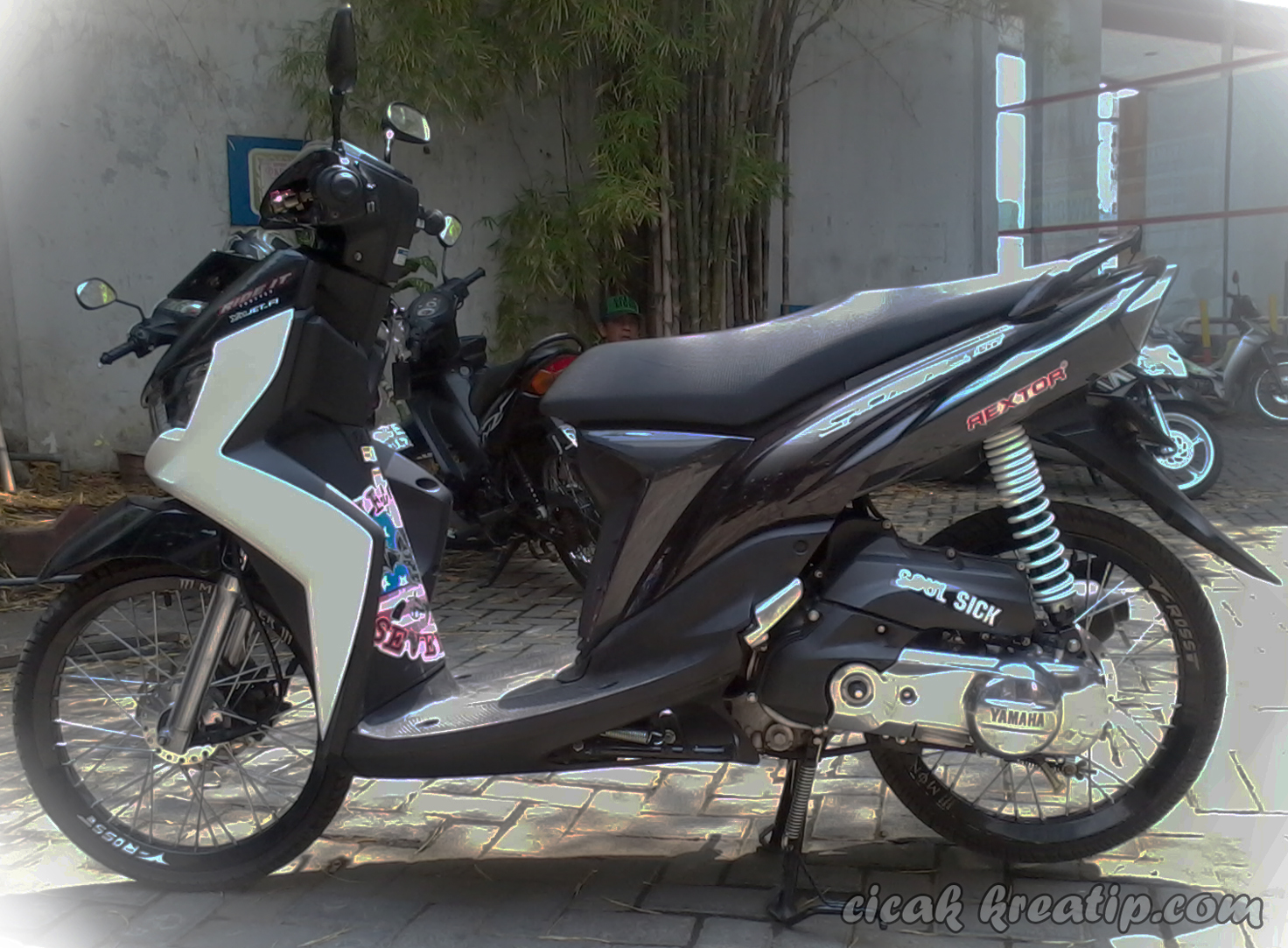 Gambar Modifikasi Motor Honda Beat Hitam Velg 17