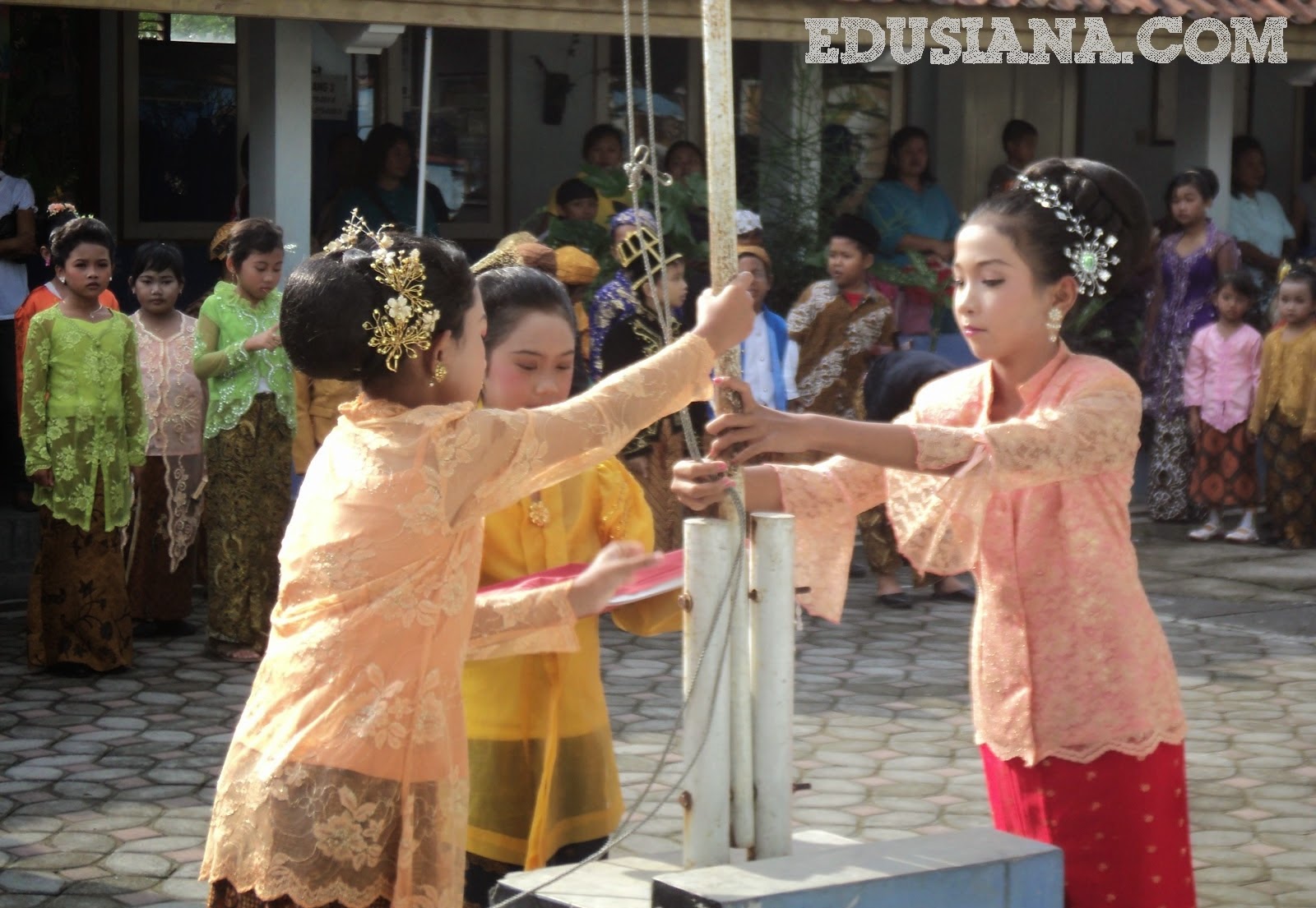 Contoh Geguritan Tema Kartini  edusiana.com