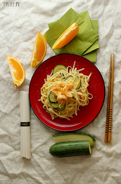 makaron udon, makaron z krewetkami, makaron z cukinią, pasta with prawns, 