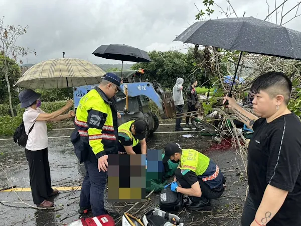 ▲孫姓郵務士遇難前不久，他曾發送訊息提醒大家在雨天騎車要小心，沒想到這個訊息成為了他生前最後的一句話。（民眾提供）