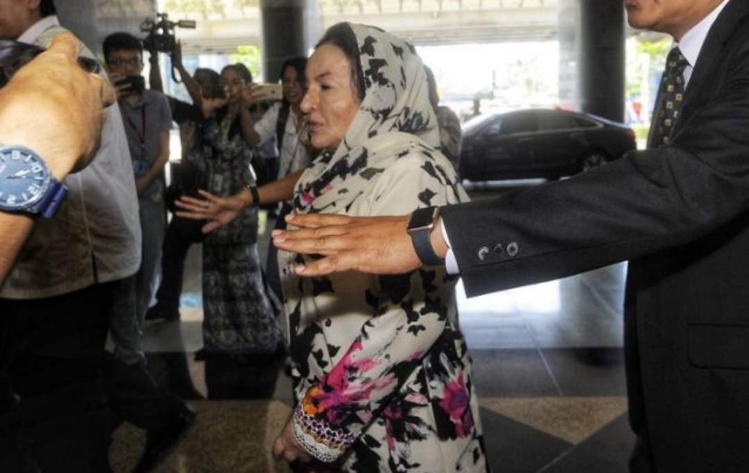 Rosmah Lari dari wartawan
