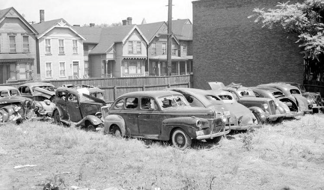 Fotografías de antiguos desguaces y cementerios de coches en los años 40 y 50