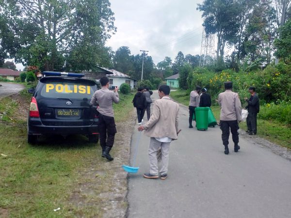 Polsek Lintongnihuta “Jumat Bersih” Bersama Desa Pearung 