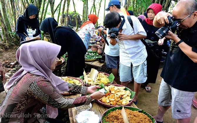 Jajanan pasar tak luput dari serbuan para pengunjung pasar papringan