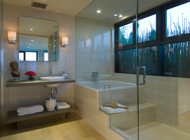 Bathtub in the bathroom 