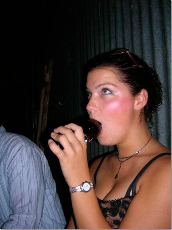 Garotas bebendo cerveja de forma estranha (11)