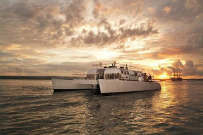 Wisata ala Jetsetter Naik Kapal Catamaran