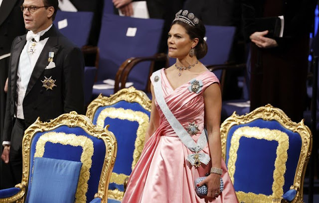 Crown Princess Victoria's gown is created by Camilla Thulin. Princess Sofia is wearing LWL Jewellery earrings