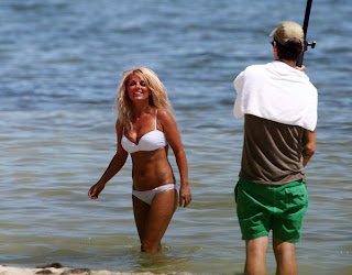 HOT MODEL Geri Halliwell doing BIKINI Photoshoot from beach