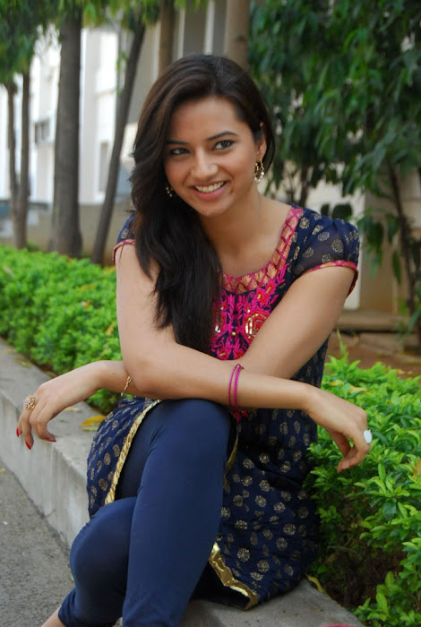 isha chawla in chudithar hot photoshoot