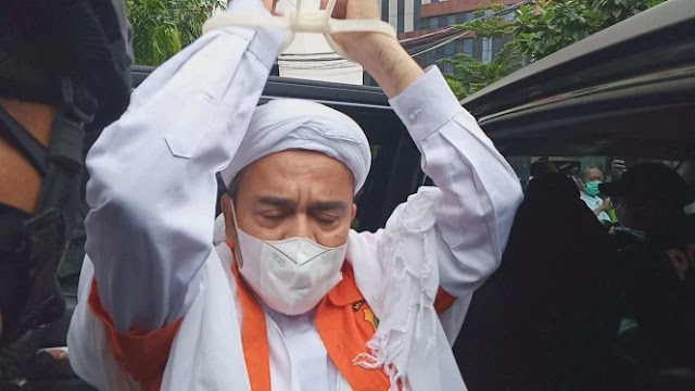 Subhanallah! Dakwah di Dalam Penjara, Habib Rizieq Islamkan Dua Orang Napi