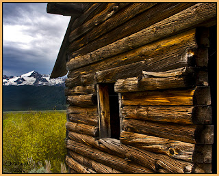 Cabaña con montañas de fondo