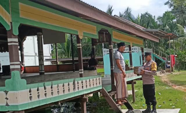 Dukung Pendidikan Agama, Bhabinkamtibmas Polsek Peureulak Polres Aceh Timur Serahkan Bantuan Mushaf Al-Quran
