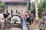Bhabinkamtibmas Polsek Stabat dan Babinsa Paya Mabar Gotong Royong Bangun Rumah Warga