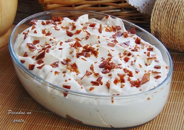 Mousse sarapintada de crocante de caramelo e amêndoa