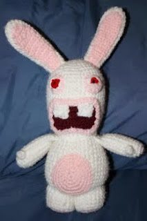 http://translate.google.es/translate?hl=es&sl=en&tl=es&u=http%3A%2F%2Fshoutingtothevoid.blogspot.com.es%2F2011%2F06%2Fraving-rabbid-crochet-pattern-amigurumi.html