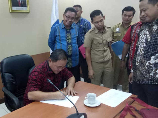 Frengky Limber Tandatangani Berita Acara Perubahan Nama ke Kabupaten Kepulauan Tanimbar