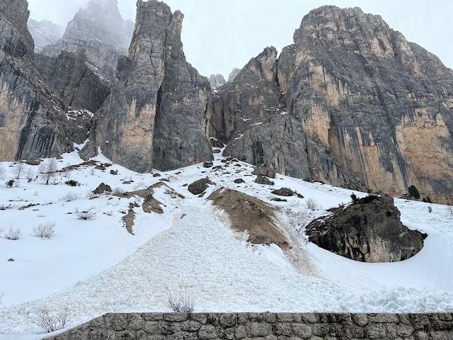 Distacco di valanga sotto le Meisules da Biesces e sotto il campanile ovest delle Mesules  che ha interessato la strada al Passo Gardena. La valanga si è staccata sopra le rocce a circa 2300-2400 m di quota portando con sé sul versante roccioso e ripido il manto nevoso bagnato. A causa di ciò la commissione valanghe ha chiuso la strada. (Foto: Reinhard Senoner, 01.05.2023)