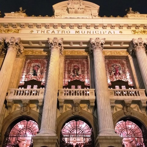 Foto da fachada do Theatro Municipal no RIo de Janeiro