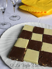 scacchiera di fudge al cioccolato fondente e bianco