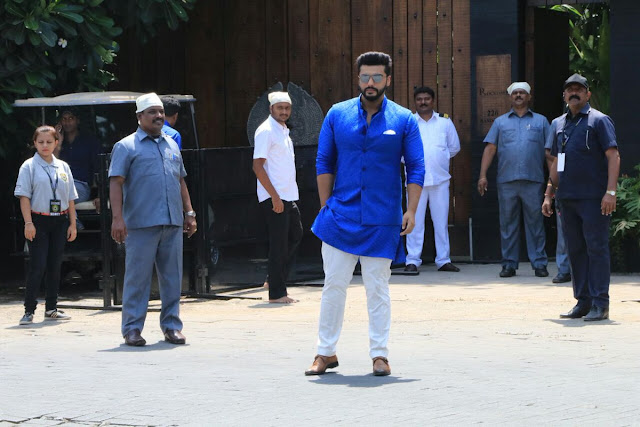Arjun Kapoor Looks Dashing in Traditional Blue kurta at Wedding Ceremony of Sonam kapoor and Anand Ahuja 