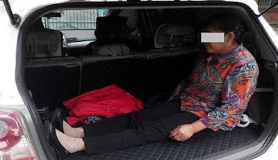 Pria Ini Dibenci Netizen Karena Membiarkan Ibunya Duduk Di Bagasi Mobil