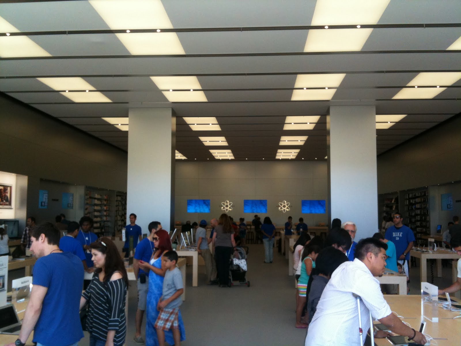 Apple Store Wars: Americana vs Glendale Galleria!