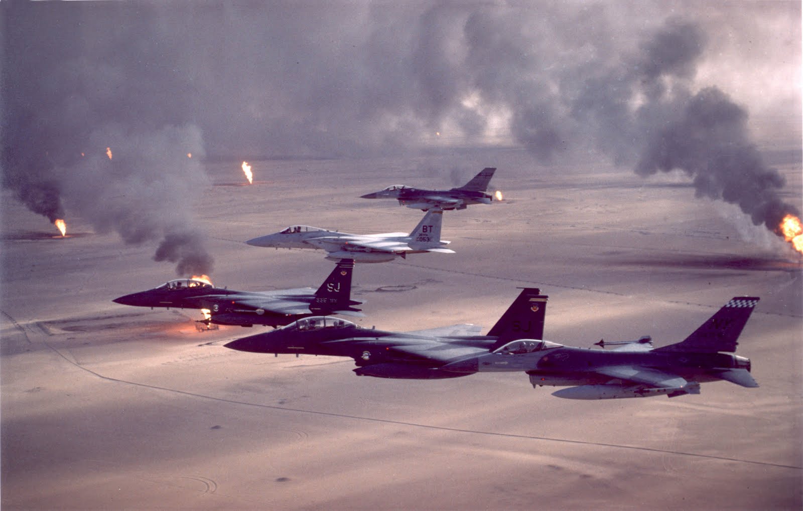 USAF F 16A F 15C F 15E Desert Storm pic Masjid Saddam di Iraq 