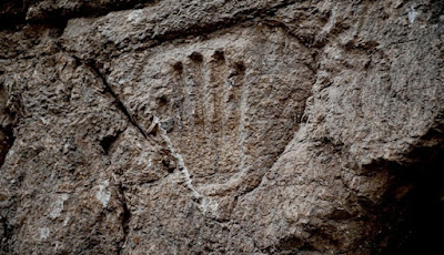 Cetakan Tangan Misterius Ditemukan di Dinding Parit Yerusalem Kuno