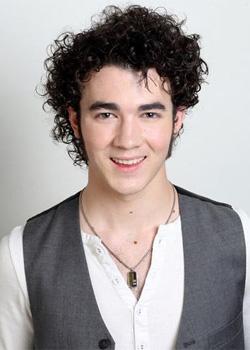 Fot de Kevin Jonas con cabello crespo