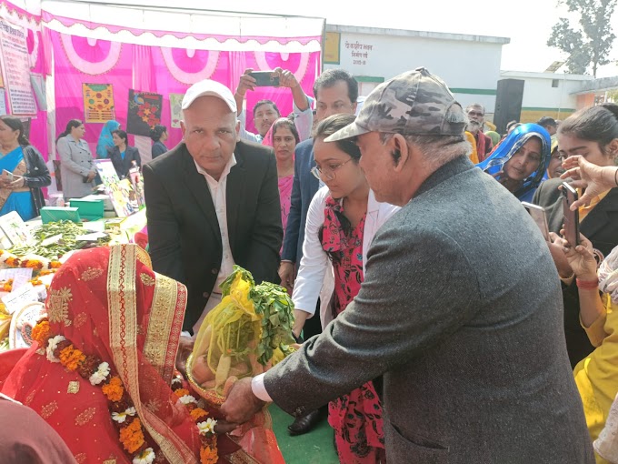 सकलडीहा के झांसी में जन चौपाल में सरकार द्वारा योजनाओं की दी गई जानकारी