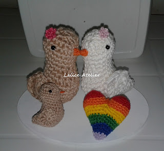 topo bolo pombinhos,topo bolo amigurumi,topo bolo casal passarinhos,LGBT, casamento LGBT, casal LGBT, topo de bolo LGBT, crochê LGBT
