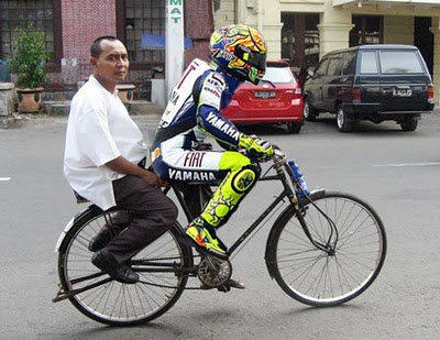 Gambar Lucu Rossi Naik Sepeda Onthel  Foto dan Gambar Lucu