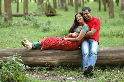 Gopika Honeymoon in Munnar with her hubby Ajilesh