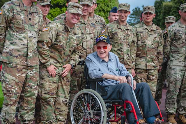 A World War II veteran shares a laugh with 4th Infantry Division soldiers (Photo by Sgt. Henry Villarama)