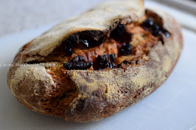 Pane con lievito madre e pomodori secchi