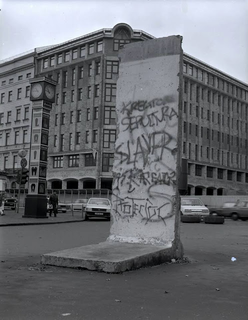 1991 год. Перекресток бульваров Бривибас и Аспазияс. Часы "Laima" и кусок Берлинской стены. На втором плане за забором идет строительство гостиницы "Hotel de Rome"