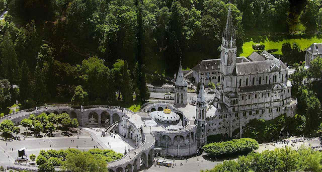 Vista aérea do centro dos santuários de Lourdes. A Gruta embaixo à direita