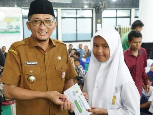 Wako Hendri Septa Serahkan Beasiswa Baznas Bagi 235 Siswa se-Kecamatan Pauh