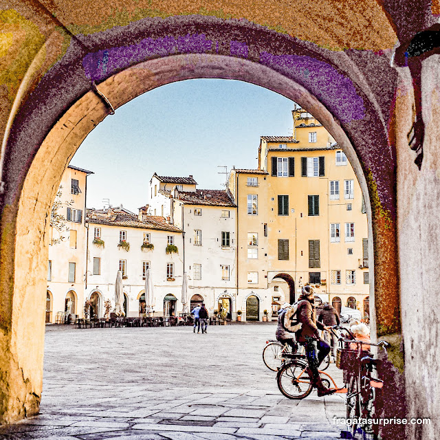 Praça do Anfiteatro em Lucca na Itália