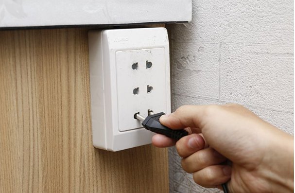 2. Cắm điện và khởi động tivi đúng cách