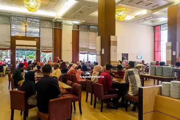 Gambar orang tengah makan di buffet ramadhan Grand Riverview Hotel Kota Bharu Kelantan