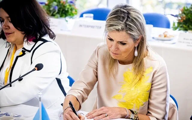 Queen Maxima wore a beige silk satin top by Natan, and a yellow satin skirt by Natan. Spring Summer 2018 collection